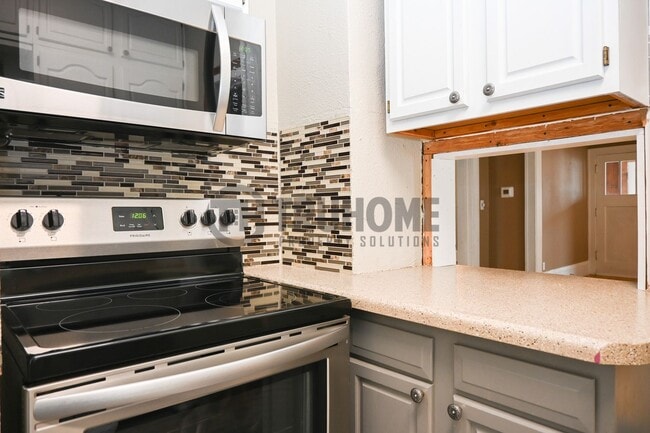 Building Photo - Large 3 Bedroom 2 Bath House w/Fenced in Yard and 2 Stall Garage!