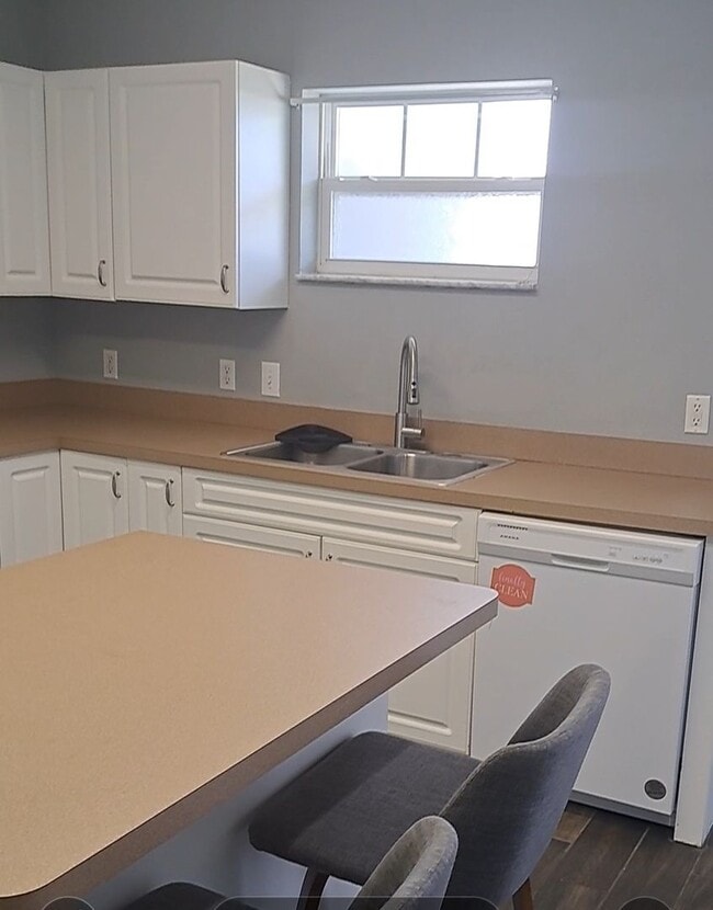 Building Photo - 2 bed/2.5 bath townhouse - 50% off 1st mon...