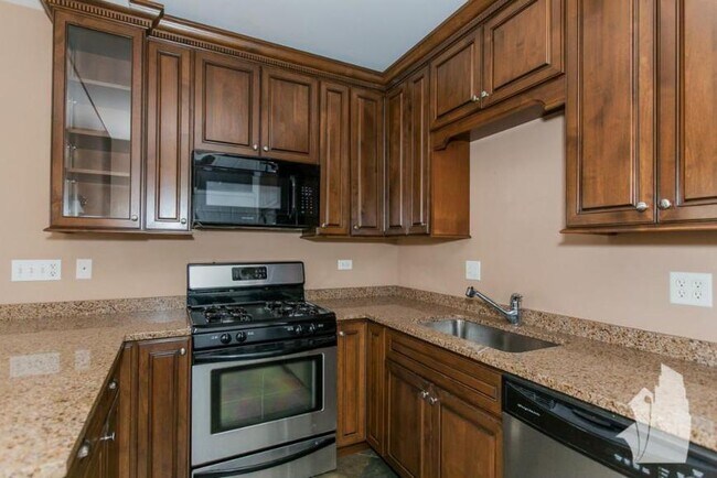 Building Photo - 3 bedroom in Chicago IL 60640