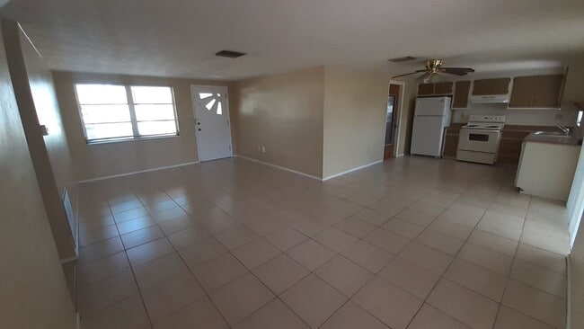 Building Photo - 2/1.5/1 1000 Sq. Ft. NEW AC!!!Spacious living room, Lanai, fenced in yard, and tile floors though...