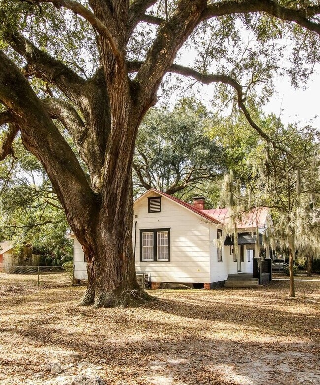 Building Photo - Historic Cottage Near Memorial Hospital & Savannah State – Unfurnished Long-Term Rental