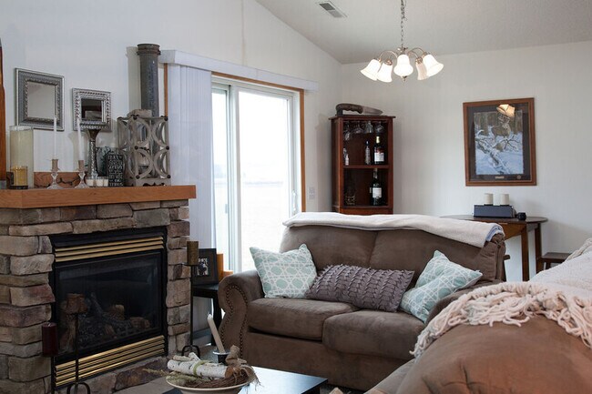 Building Photo - 430 Sarah Cir