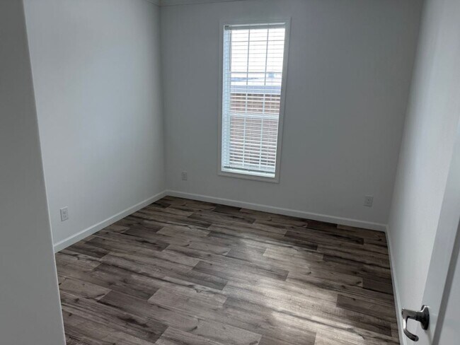 Building Photo - 310 8th St