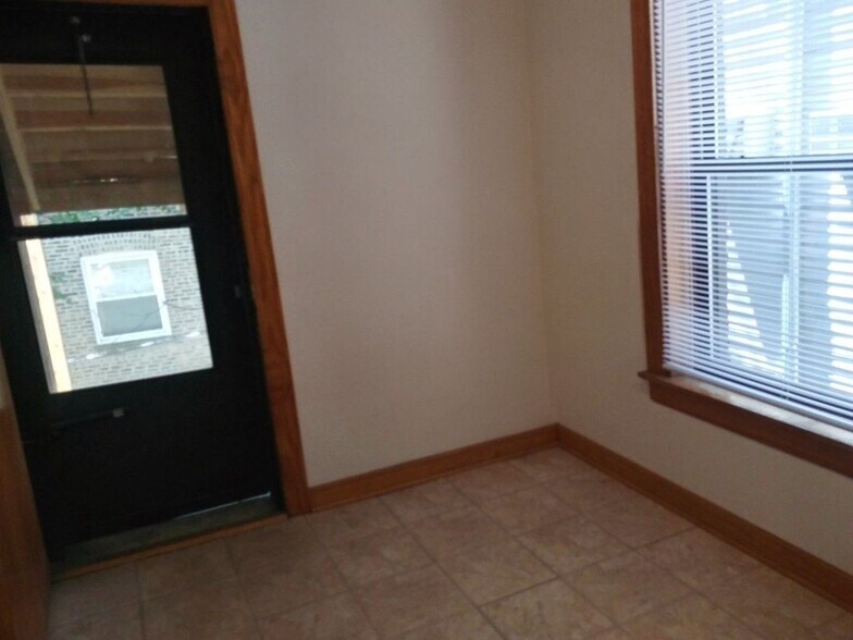 Building Photo - 709 W Cornelia Ave