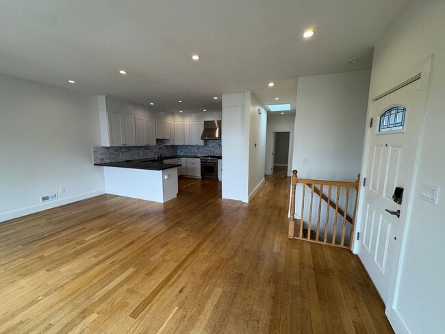 Building Photo - Stunning 4BD/4BA Contemporary Home with Go...