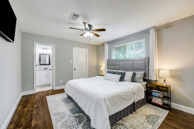 Building Photo - 10903 Hillcroft St