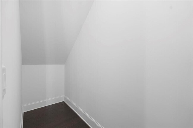 Building Photo - 1042 Winding Br Dr