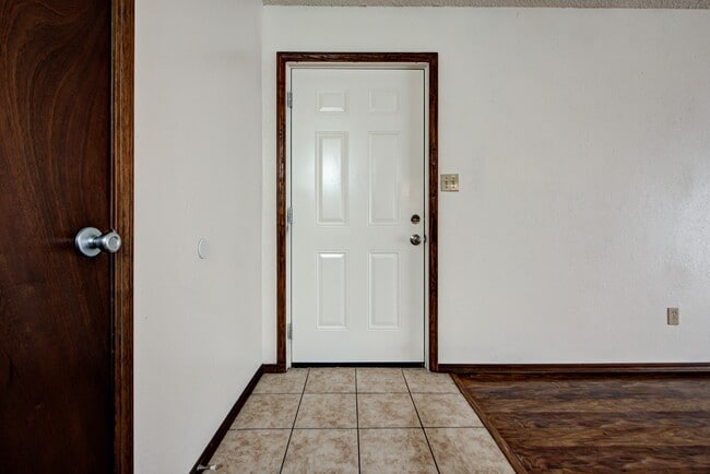 Building Photo - 1315 Glen Oaks Ct