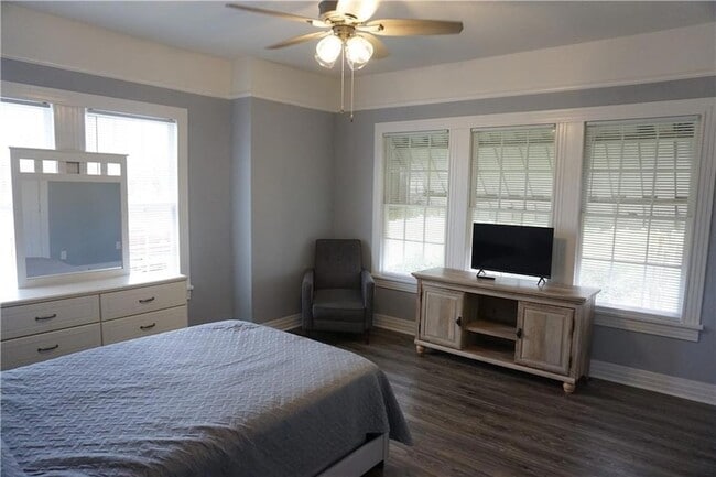 Building Photo - 177 W 5th St