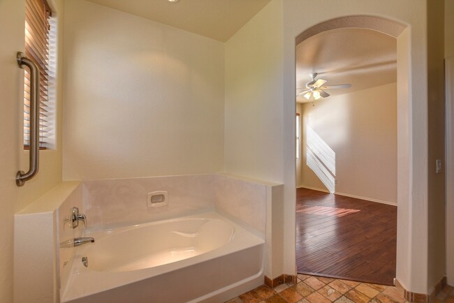 Building Photo - Upgraded 3 bed 2 bath StoneRidge Beauty!