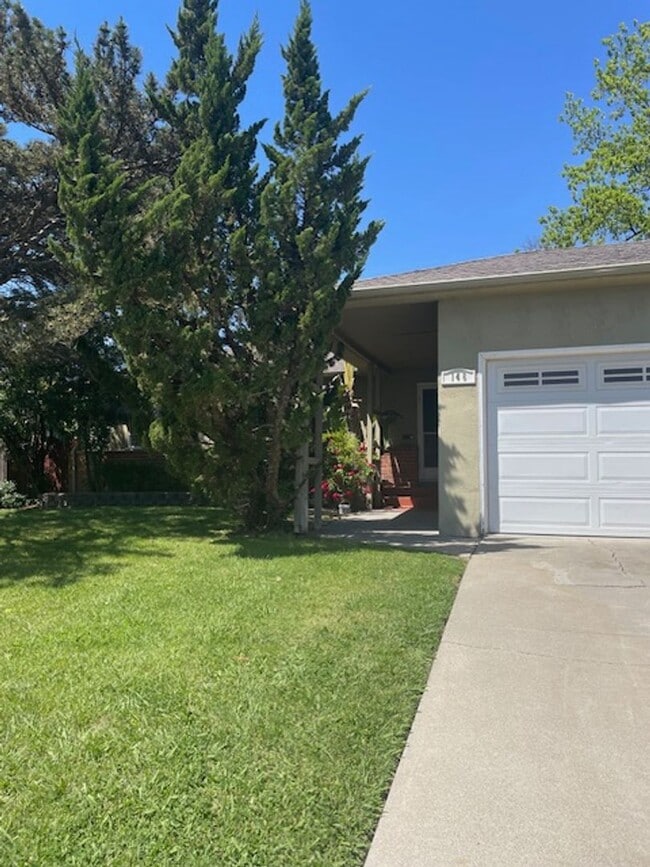 Building Photo - Charming 3 Bedroom Home on a Quiet Tree-Li...