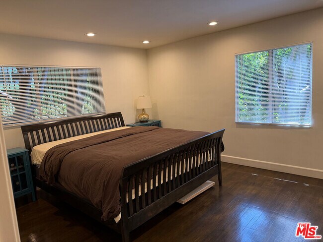 Building Photo - 8727 Shoreham Dr