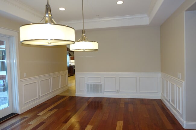 Building Photo - Spectacular views, gracious living areas, superb entertaining space....5 minutes to downtown, 2 m...