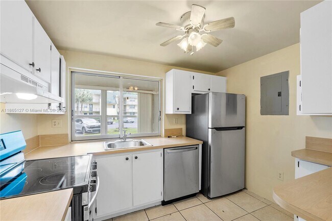 Building Photo - 9091 Lime Bay Blvd