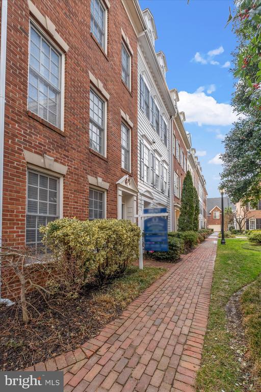 Building Photo - 306 S Fayette St