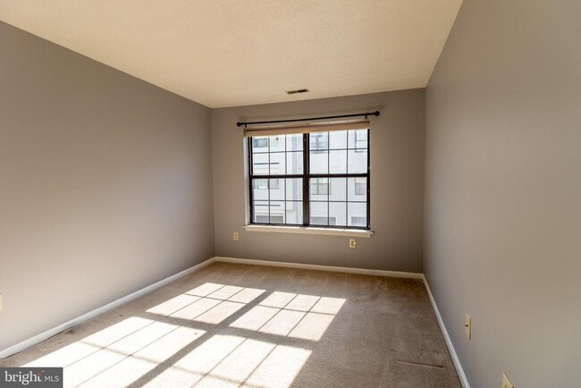 Building Photo - 1625 Carriage House Terrace