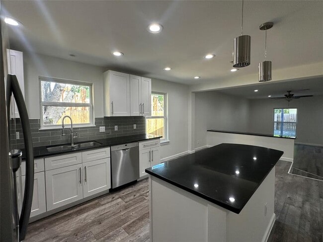 Building Photo - 908 Plateau Cir