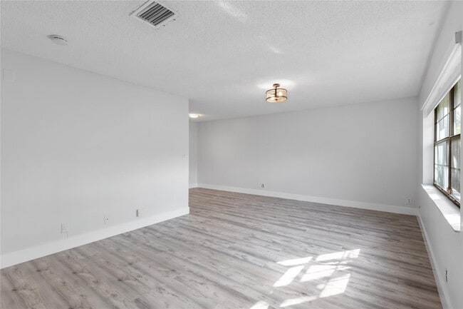 Building Photo - 608 NE 29th Dr