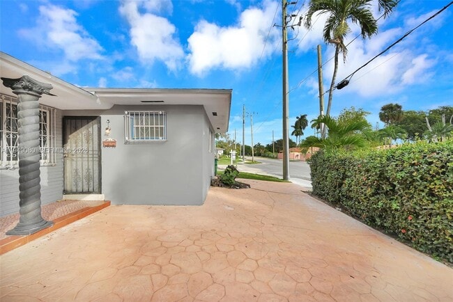 Building Photo - 645 NE 149th St