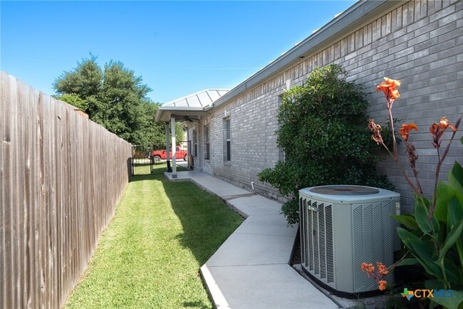 Building Photo - 225 Anne Louise Dr