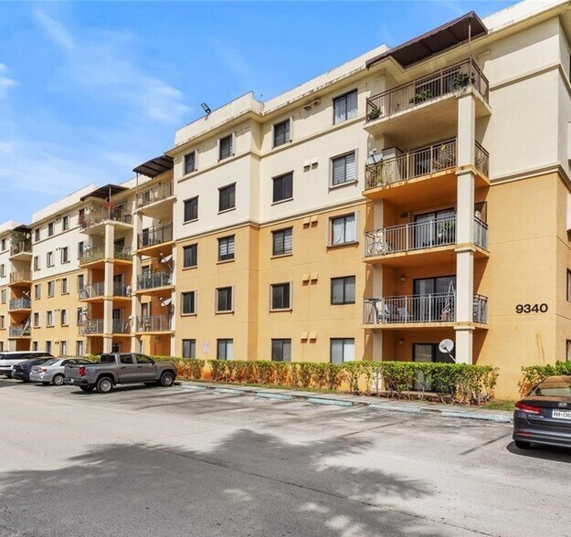 Building Photo - 9340 Fontainebleau Blvd