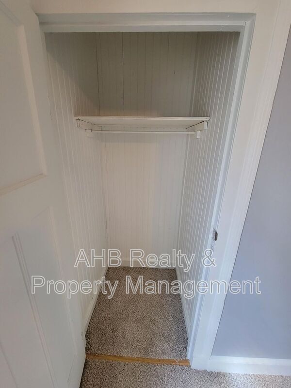 Building Photo - 1104 W Webb Ave