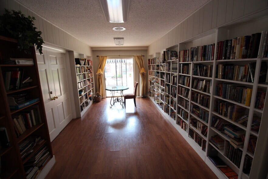 Building Photo - 8401 N New Braunfels Ave