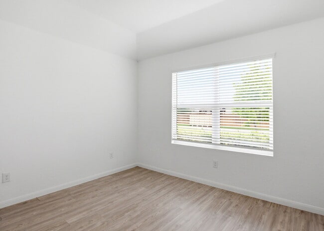 Building Photo - 4 Bedroom Home with Open Layout and Refrigerator Included
