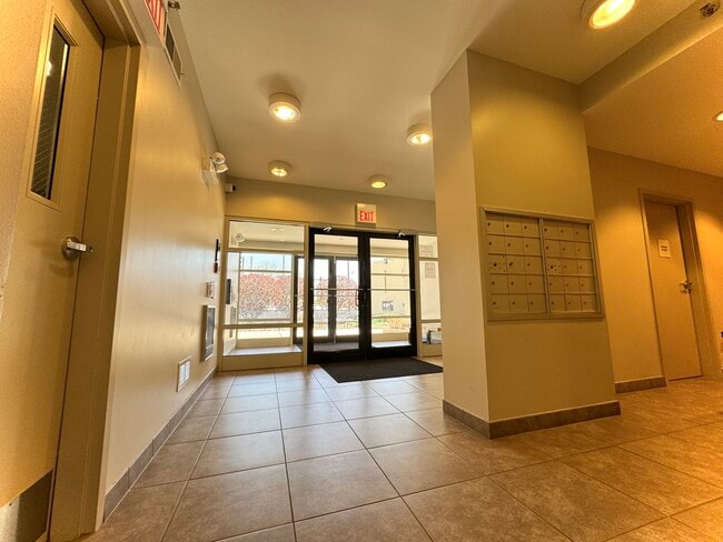 Building Photo - 1075 W Roosevelt Rd