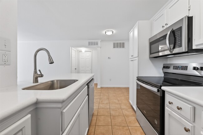 Building Photo - 3770 Lovers Wood Ln