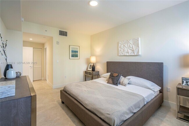 Building Photo - 1091 Galiano St