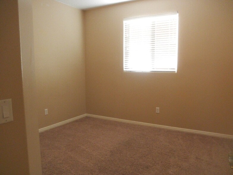 Building Photo - 1220 N Spring Valley Dr