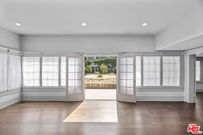 Building Photo - 344 S Kingsley Dr