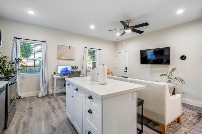 Building Photo - 5 Estelle St