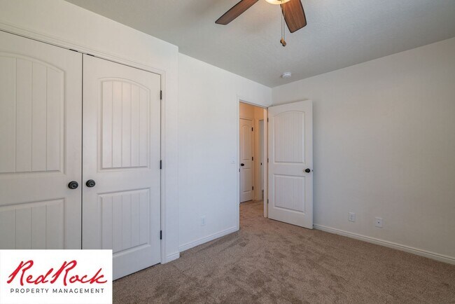 Building Photo - DOG-FRIENDLY 4 Bedroom Townhome with INTERNET INCLUDED!