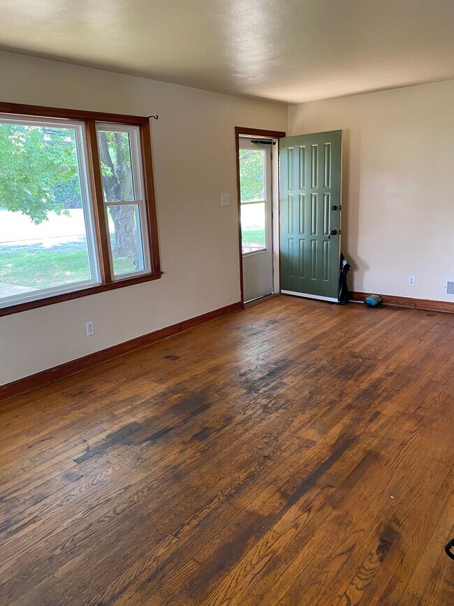 Building Photo - 3 Bedroom, 1 Bath Ranch In Roanoke County