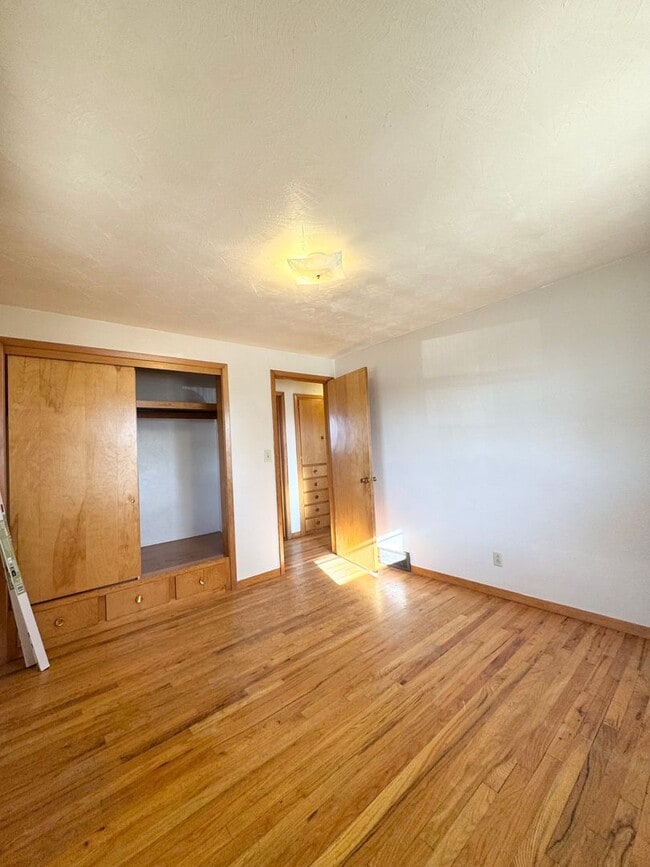 Building Photo - 5 bed 2 bath ranch with finished basement in Loveland