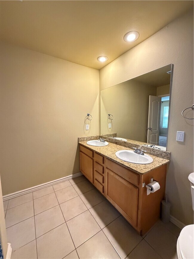 Building Photo - 603 SW Loudon Dr