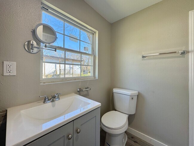 Building Photo - Studio Tiny home in West Batesville