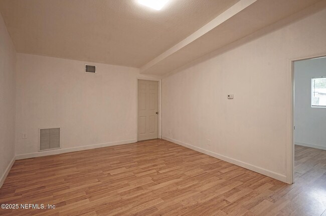 Building Photo - 2565 Burlingame Dr W