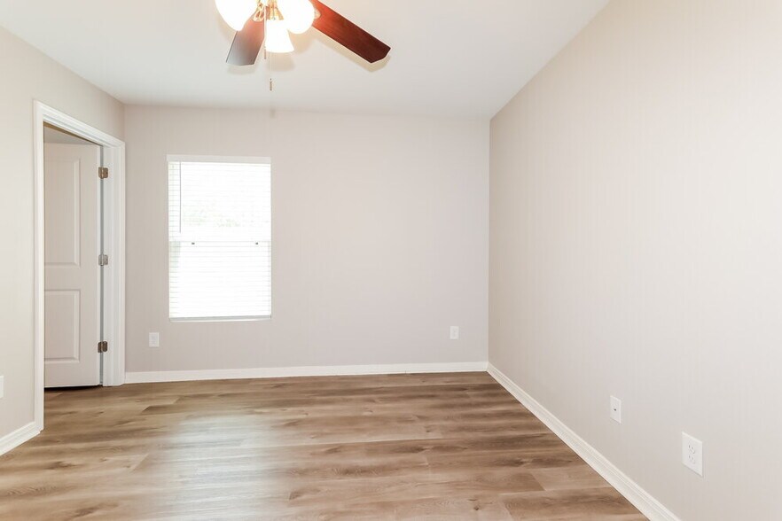 Building Photo - 15653 Del Norte Dr
