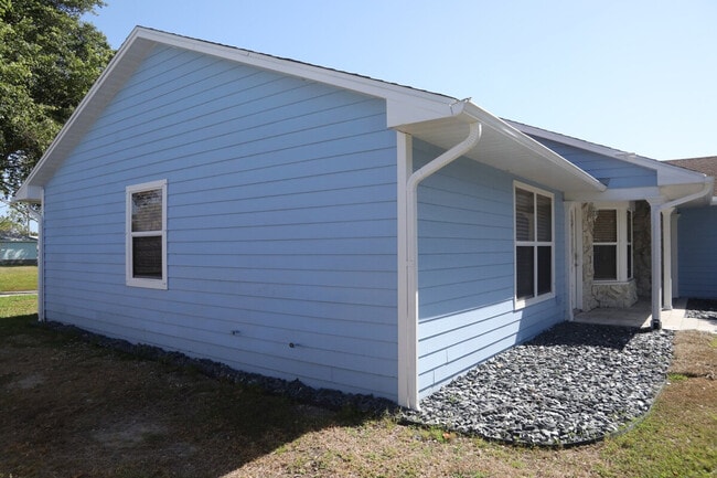 Building Photo - 2341 SE Maslan Ave