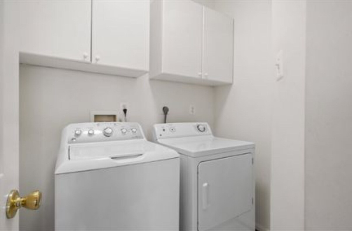 Building Photo - 2552 Sandbourne Ln