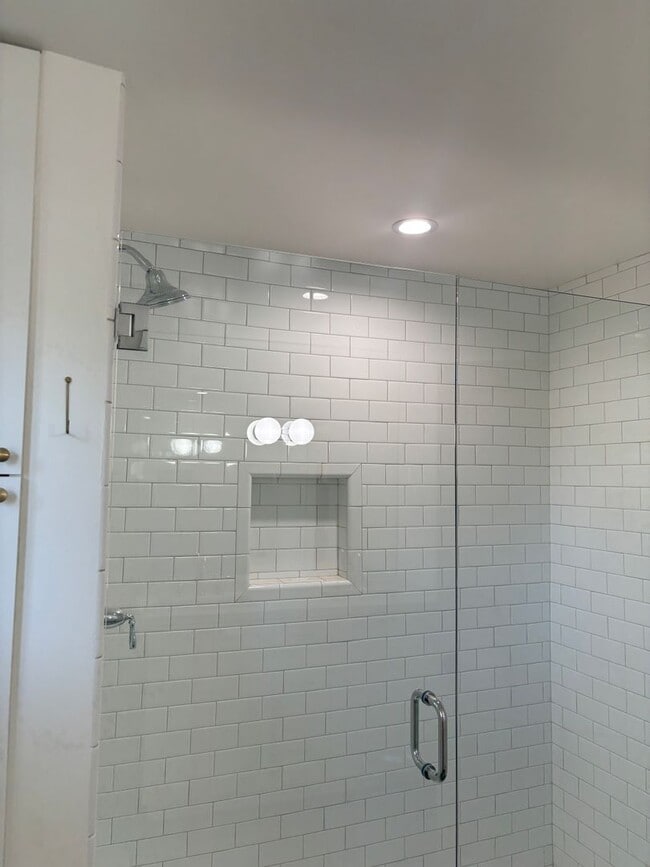 Building Photo - Newly renovated 2 bedroom 2 bathroom in a great location