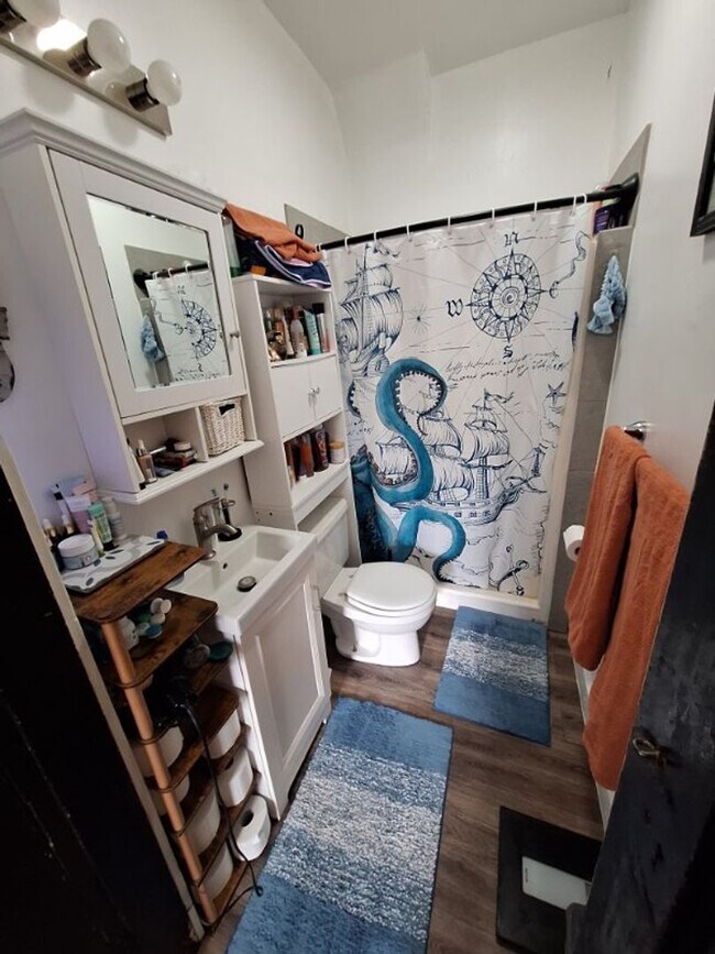 Building Photo - Cute 1 Bedroom 1 Bath Apartment On The Nor...