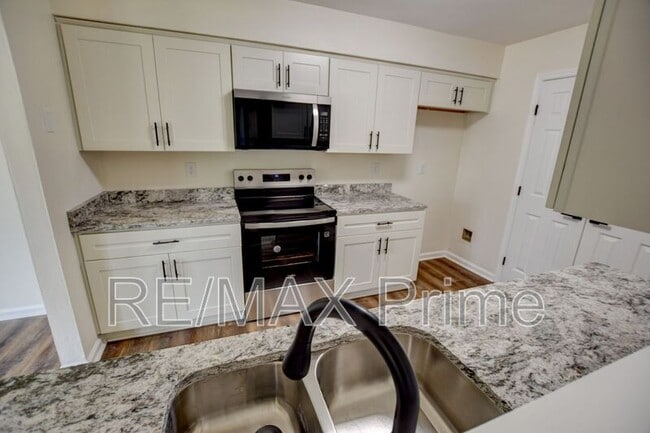 Building Photo - 3900 Raintree Ct