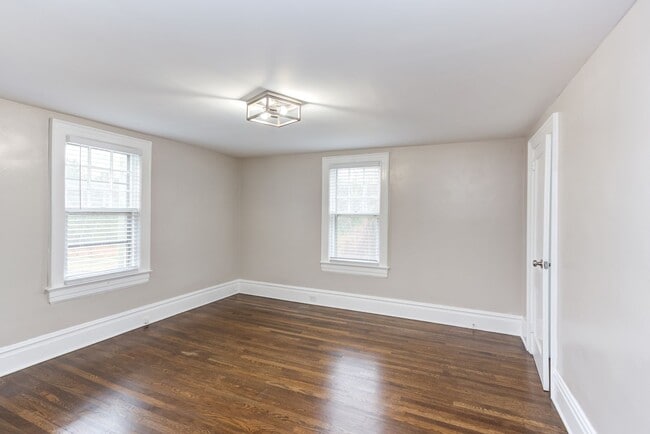 Building Photo - Available Now - Adorable and Spacious! 2 B...