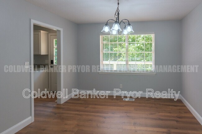 Building Photo - 313 Maple Way