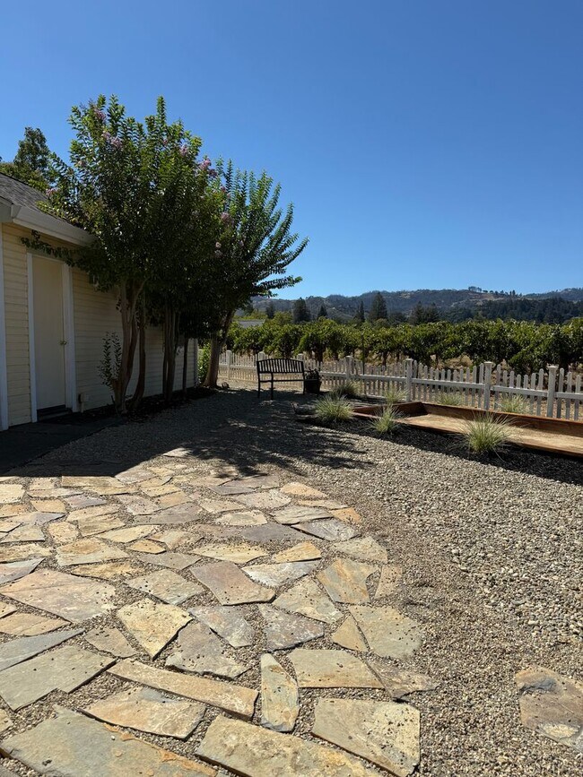 Building Photo - Pet Friendly! Walk to Downtown