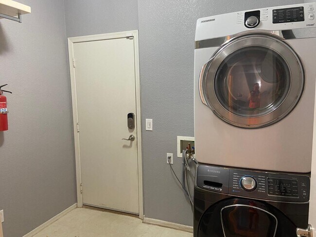 Building Photo - 1330 E Pedro Rd